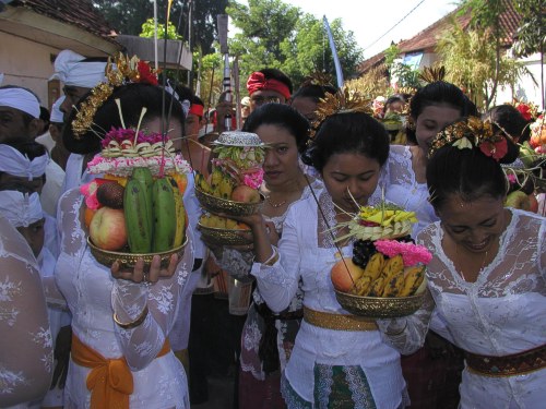 junge Balinesinnen bringen ihre Opfergaben in den Tempel