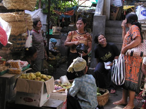 Ratschen auf dem Markt in Karangasem