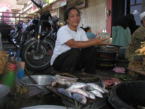 Fischhändlerin auf dem Bauernmarkt in Karangasem