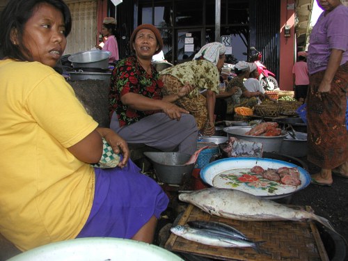 Fischhändlerinnen auf dem Bauernmarkt in Karangasem