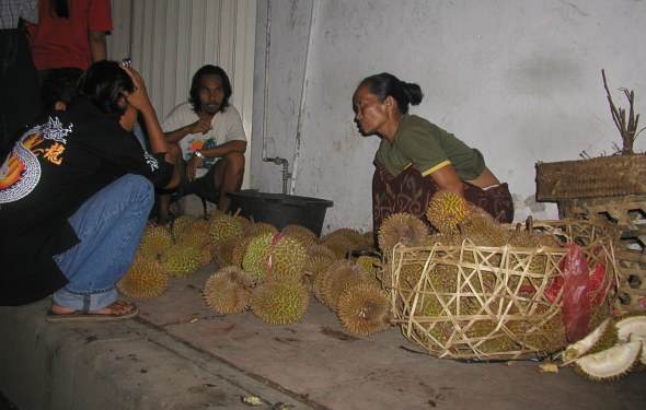 Durianverkäuferin in Klungkung