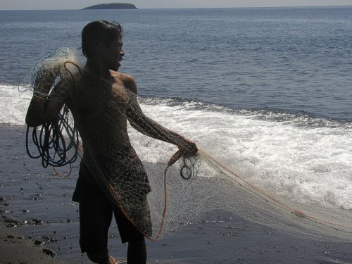 Fischer beim Einholen des Netzes