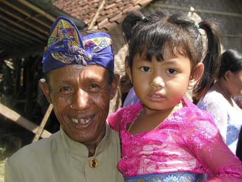 Großvater + Enkelin in Asak