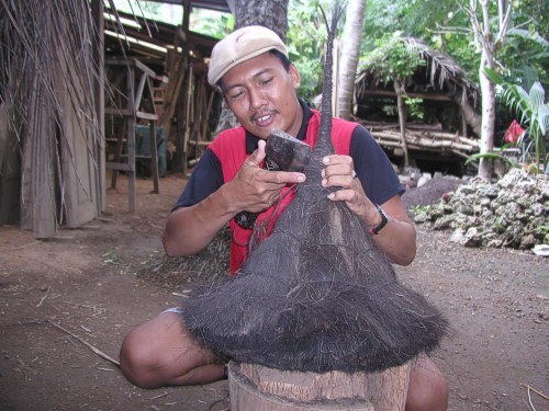 Handwerker bei der Fertigung eines Palmfaserdaches