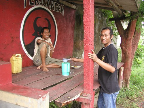 Vor einer alten Werbetafel für die Megawati-Partei wird Tuak getrunken