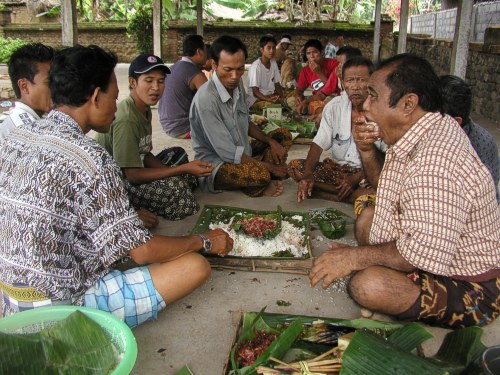 Mengibung - die Männer haben etwas zu feiern und essen in kleinen Gruppen aus einer Schale