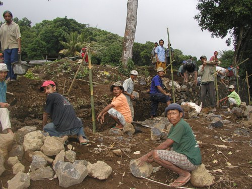 Bauarbeiten an einem Tempel - in manchen Dörfern sind Touristen noch sehr selten