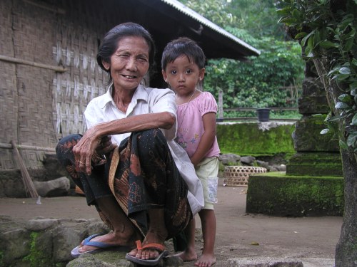 Großmutter mit ihrer Enkelin am Gunung Agung