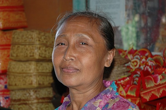 Ni Made verkauft Körbe auf dem Markt von Karangasem