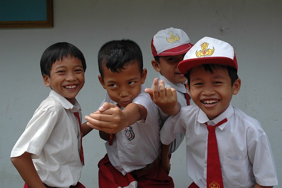 Wenn sich Kinder zum gemeinsamen Foto postieren, machen sie ständig Späße