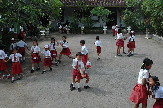 Pause in der Grundschule von Candi Dasa