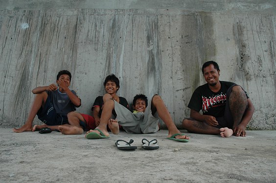 Coole Jungs unter der neuen Brücke bei Klungkung