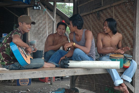 Wanderarbeiter machen in ihrer Freizeit Musik