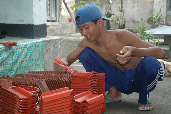 Die Dachplatten für den neuen Haustempel werden von Hand glasiert