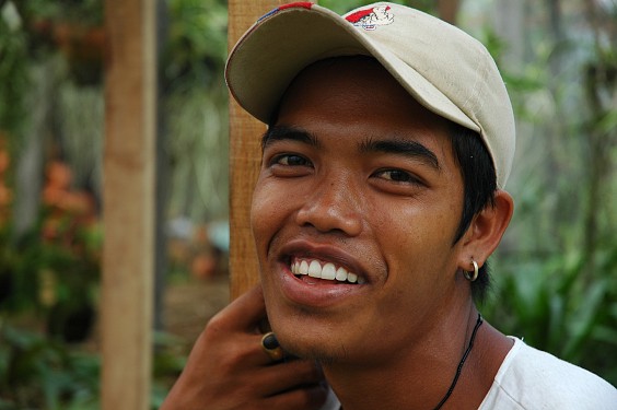 Mein balinesischer Begleiter bei der Besichtigung einer Orchideenfarm