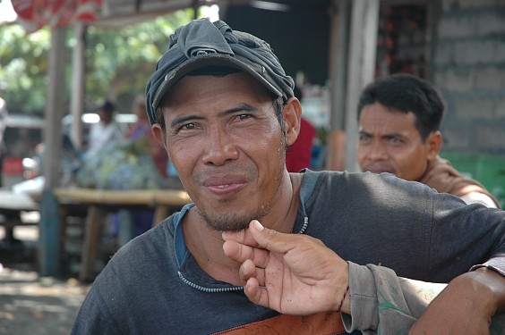 Hafenarbeiter - läßt sich am Bart streicheln