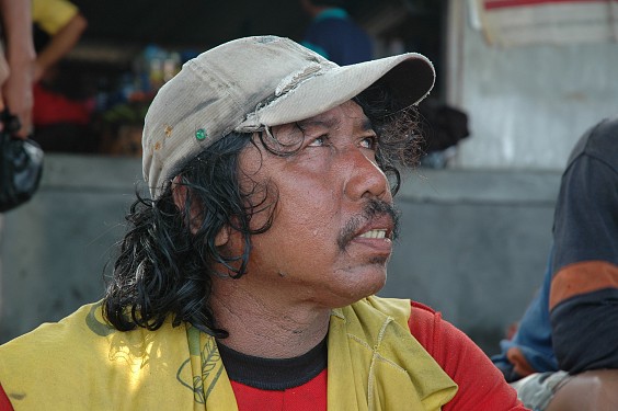 Recht wilde Gesellen traf man in Kusamba am Fährhafen