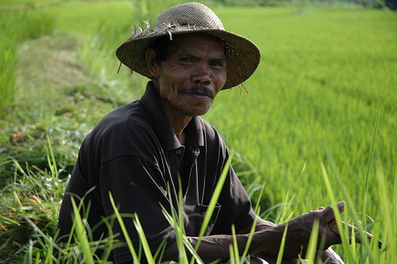 glücklich und zufrieden trotz einem Leben voller harter Arbeit