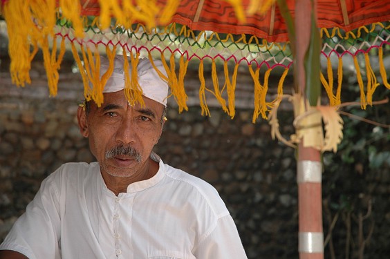 Ein Priester überwacht die Vorbereitungen zum Familienodalan