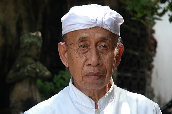 Diesen Priester traf ich in seinem Haus vor Nyuhtebel