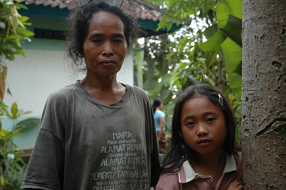 Frau und Tochter eines Kokosnußpflückers