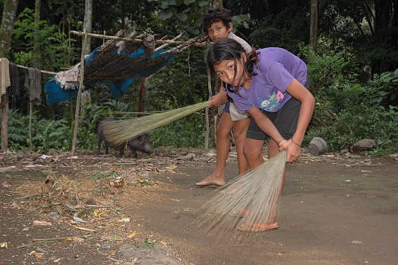Wayan und Made leben mitten im Wald unter primitivsten Bedingungen