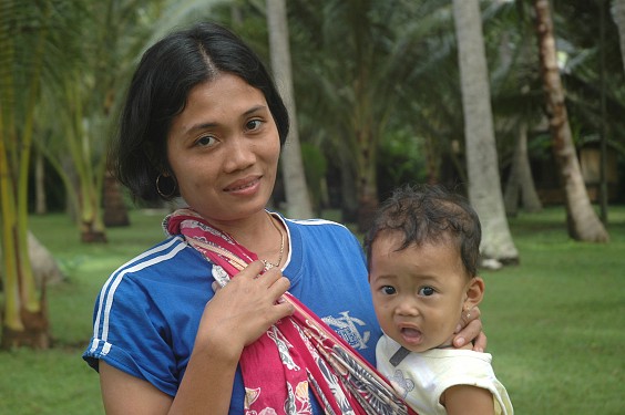 Stolze Mama mit ihrem einjährigen Sprössling