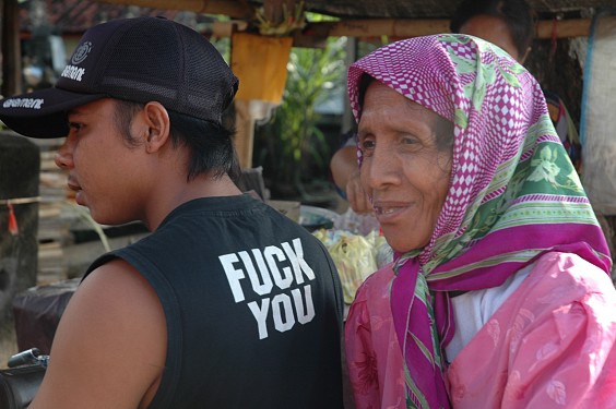 Der Enkel holt seine Großmutter mit dem Mofa vom Markt ab