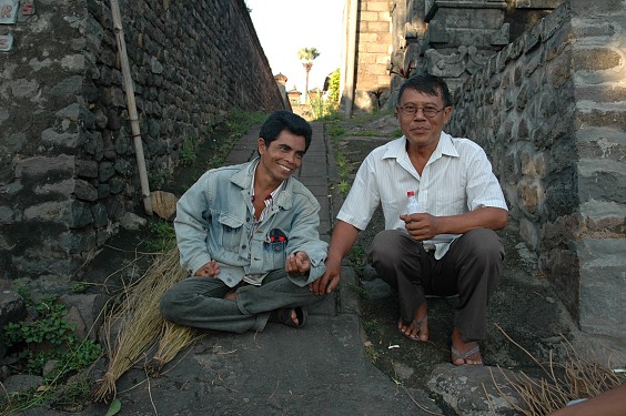 Made und sein Freund auf dem Markt in Seraya