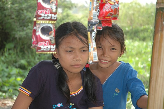 Zwei Schwestern in einem Warung am Strand