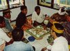 In Lombok essen immer acht Gäste aus einer Schüssel - man nennt das mengebung
