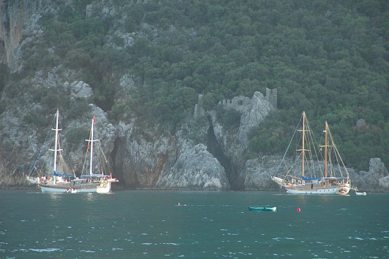Ausflugsboote legen in der Bucht zum Baden oder für den Besuch der antiken Stadt Olympos an.