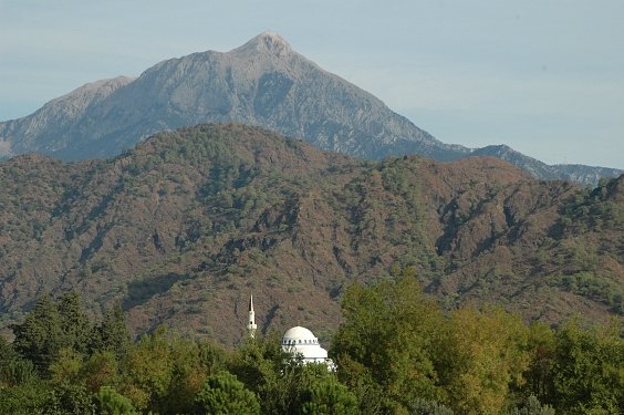Die Moschee von Cirali mit demTahtali daGi im Hintergrund.