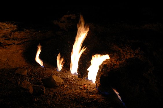 Um zu den ewigen Flammen von Chimaira zu kommen muss man ab Cirali etwa eine Stunde Fußmarsch einrechnen. Die natürlichen Gasflammen waren ehemals Orientierungspunkt für Schiffe.