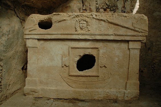 Dieser Sarkophag ist das am besten erhaltene Fundstück von Olympos und steht am Eingang des Parks in einer überdachten Kammer
