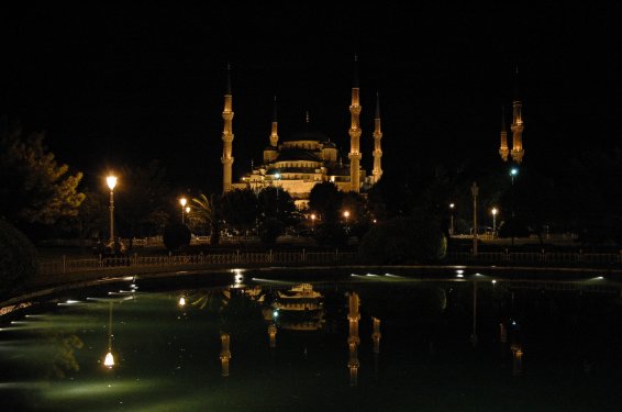 Die Blaue Moschee ist die einzige Moschee Istanbul's mit sechs Minaretten und wurde von 1609 - 1616 erbaut