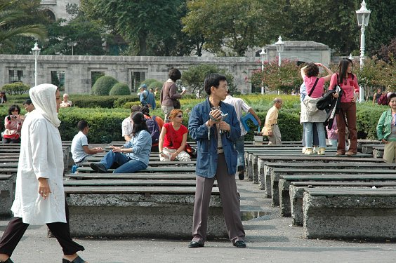 Touristen am Platz vor der blauen Moschee