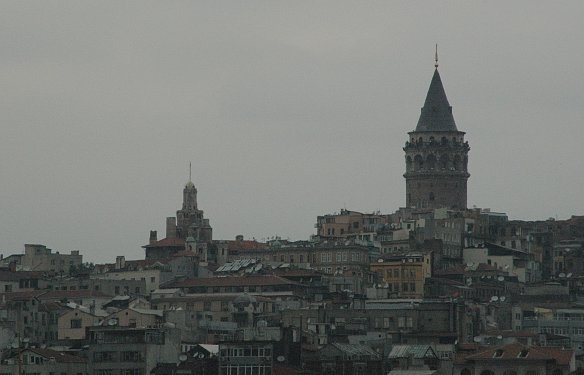 Beim Überqueren des Bosporus hat man einen schönen Blick auf den Galataturm