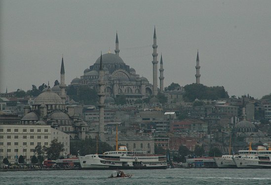 Die große Moschee dürfte die Yeni Cami (Neue Moschee) sein, aber da bin ich mir nicht sicher
