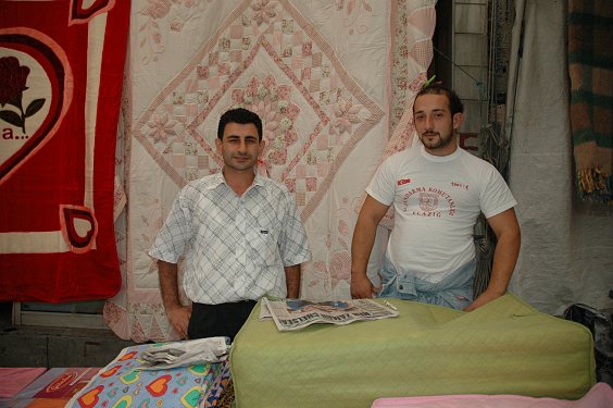 Ali und Mehmet ließen sogar ihre Zeitung für ein Foto liegen