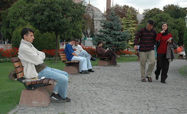 Der Park zwischen Hagia Sophia und Sultan Ahmet Moschee lädt zum Verweilen und Spazierengehen ein