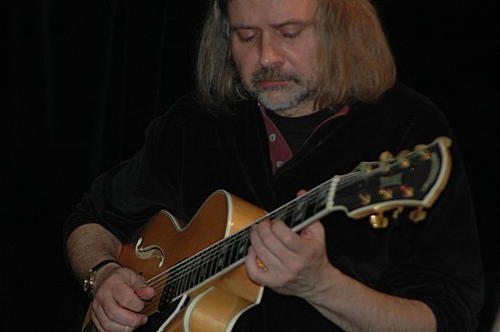 Helmut Nieberle spielte eine 7-saitige Gitarre von Stephan Sonntag